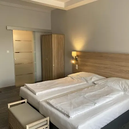 Kis Szieszta Panzio Bed & Breakfast Balatonboglar