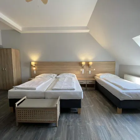 Kis Szieszta Panzio 住宿加早餐酒店 3*
